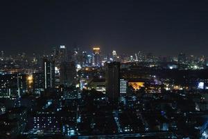 toneel- visie van modern Bangkok stad Bij nacht foto