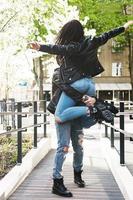 mooi paar in liefde vervelend leer jassen gedurende een datum Aan een stad straat foto