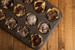 bakken blik met een smakelijk chocola muffins foto