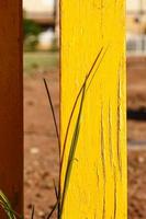 geel hek post van een speelplaats. verticaal afbeelding. foto