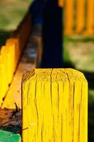 geel houten post dichtbij omhoog van een speelplaats. verticaal afbeelding. foto