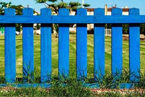 blauw houten hek van een speelplaats. horizontaal afbeelding. foto