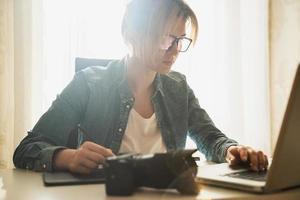 vrouw fotograaf retoucheren foto's gebruik makend van grafisch tablet foto