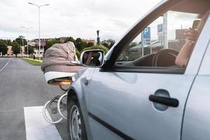 auto ongeluk Aan de zebrapad. voertuig hits de baby kinderwagen Bij hoog snelheid. foto