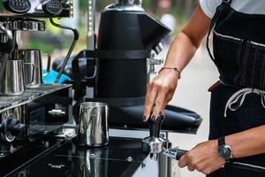 detailopname van barista vrouw handen gedurende werk in koffie winkel foto