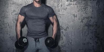 bodybuilder aan het doen biceps krullen met halters foto