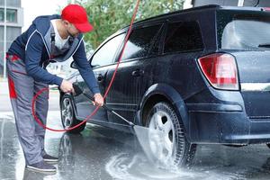 auto wassen arbeider is het wassen van de klant auto foto