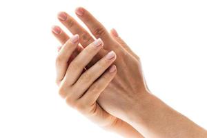 vrouw handen met zacht huid en mooi Frans manicure Aan wit achtergrond foto