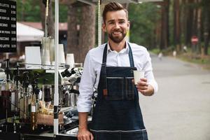 knap barista Mens gedurende werk in zijn straat koffie winkel foto