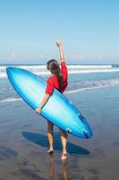 sexy vrouw surfer met shortboard Aan de strand foto