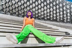 zorgeloos vrouw vervelend kleurrijk sportkleding Aan de straat gedurende zomer dag foto