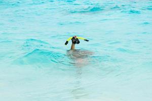 hand- met een masker voor snorkelen foto