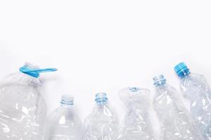concepten van verontreiniging en recyclen. verschillend gebruikt plastic flessen foto
