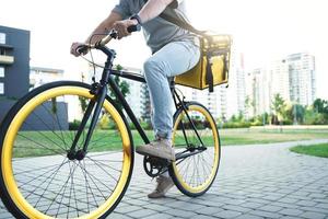 uitdrukken levering koerier rijden fiets met geïsoleerd tas. foto