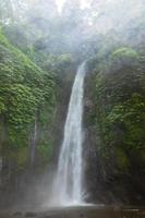 lucht terjun munduk waterval. Bali eiland, Indonesië. foto