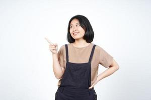 tonen Product en richten kant van mooi Aziatisch vrouw geïsoleerd Aan wit achtergrond foto