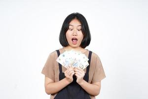 Holding Indonesië nieuw bankbiljet van mooi Aziatisch vrouw geïsoleerd Aan wit achtergrond foto
