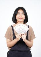 Holding Indonesië nieuw 100.000 bankbiljet van mooi Aziatisch vrouw geïsoleerd Aan wit achtergrond foto