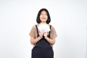 Holding Indonesië nieuw bankbiljet van mooi Aziatisch vrouw geïsoleerd Aan wit achtergrond foto