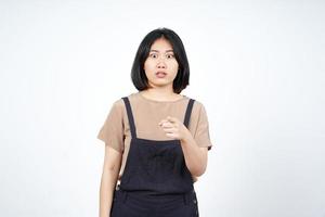 richten Bij u met boos gezicht uitdrukking van mooi Aziatisch vrouw geïsoleerd Aan wit achtergrond foto