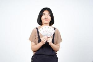 Holding Indonesië nieuw 100.000 bankbiljet van mooi Aziatisch vrouw geïsoleerd Aan wit achtergrond foto