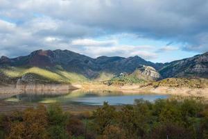 mooi landschap in herfst. water reservoir met laag niveau. foto