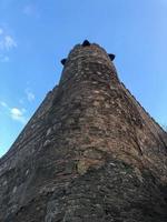 mooi wijnoogst oude oud steen middeleeuws authentiek hoog beschermend toren van kasseien tegen een blauw lucht foto