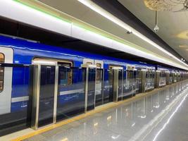 nieuw blauw modern metro trein hoog snelheid snel veilig in de groot stad Aan de aan het wachten platform Bij de metro station Bij de trein station foto