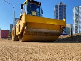 bouw plaats is houdende nieuw asfalt weg bestrating, weg bouw arbeiders en weg bouw machinerie scène.snelweg bouw plaats landschap foto