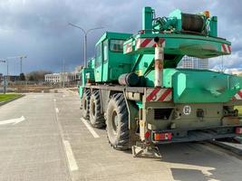 groot krachtig nieuw industrieel groen bouw kraan gebruikt in de bouw van nieuw gebieden van de stad. speciaal bouw uitrusting foto