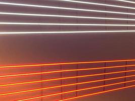 structuur van rood en wit gloeiend helder neon LED veelkleurig laser abstract strepen en lijnen van parallel lampen. de achtergrond foto