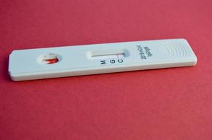 een negatief resultaat Aan een covid-19 igg en igm snel antilichaam test foto