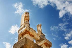 de ruïnes en ruïnes van de oude stad van ephesus tegen de blauw lucht Aan een zonnig dag. foto