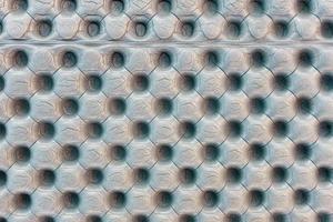 structuur van polyethyleen een grijs reizen mat. patronen van ronde kuiltjes en stijgt foto