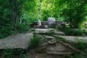 oude ronde geruïneerd hunebed in de vallei van de rivier- jean, monument van archeologie megalithisch structuur foto