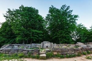 oude betegeld hunebed in de vallei van de rivier- jean. monument van archeologie megalithisch structuur foto