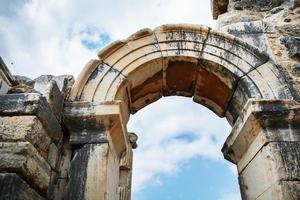 boog de ruïnes van de oude stad van ephesus tegen de blauw lucht Aan een zonnig dag. foto