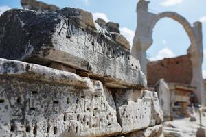 boog de ruïnes van de oude stad van ephesus tegen de blauw lucht Aan een zonnig dag. foto