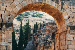 frontin's poort naar de Romeins heilig oude stad van hierapolis. foto