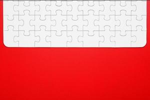 wit puzzel stukken Aan een rood achtergrond gescheiden foto