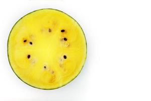 voor de helft een sappig, geel watermeloen Aan een wit achtergrond, structuur van sappig pulp en memes van rijp watermeloen foto