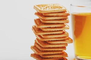 tarwe biscuits en een mok van groen thee binnen Aan een licht achtergrond, zacht contrast. koekjes zijn gelegd uit in de ontbijt kamer foto