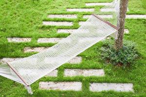 hangmat hangende Aan boom in de tuin - hangmat Aan weide , top visie foto