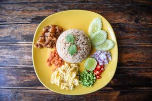 rijst- gekruid met garnaal Plakken recept rijst- gemengd met garnaal Plakken Thais voedsel foto