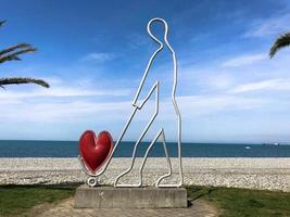 abstract standbeelden, klein bouwkundig vormen van een Mens draag- een hart Aan een trolley Aan batumi kust boulevard of batumi strand. Georgië, batoemi, april 17, 2019 foto