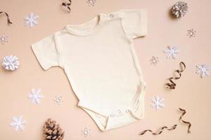 baby baby kleding mockup voor logo, tekst of ontwerp Aan beige achtergrond met winter decoraties top visie foto