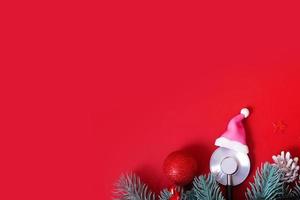 medisch Kerstmis nieuw jaar achtergrond met artsen stethoscoop in de kerstman hoed en Kerstmis decoraties top visie. kopiëren ruimte foto