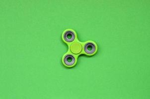 groen friemelen spinner leugens Aan structuur achtergrond van mode pastel groen kleur papier in minimaal concept foto