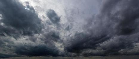 de donker lucht met zwaar wolken convergeren en een gewelddadig storm voordat de regen.slecht of humeurig weer lucht en omgeving. koolstof dioxide uitstoot, kas effect, globaal opwarming, klimaat verandering foto
