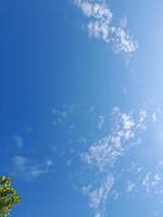 blauw lucht met gezwollen wolken achtergrond. natuurlijk achtergrond. foto